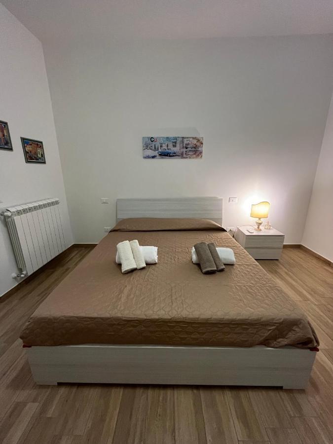 Bed&Breakfast Del Viaggiatore Фонди Екстериор снимка