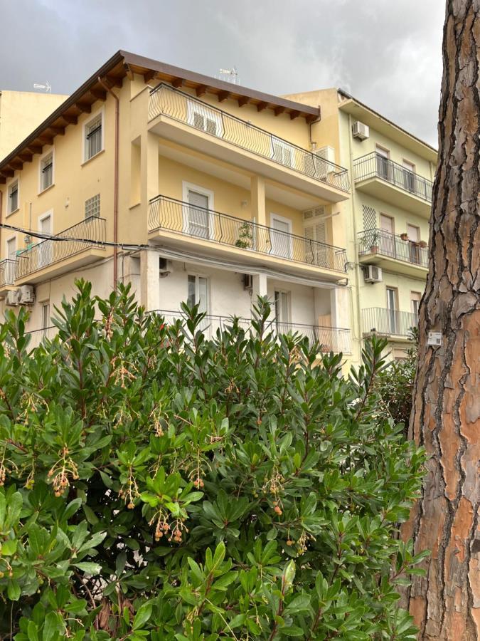Bed&Breakfast Del Viaggiatore Фонди Екстериор снимка